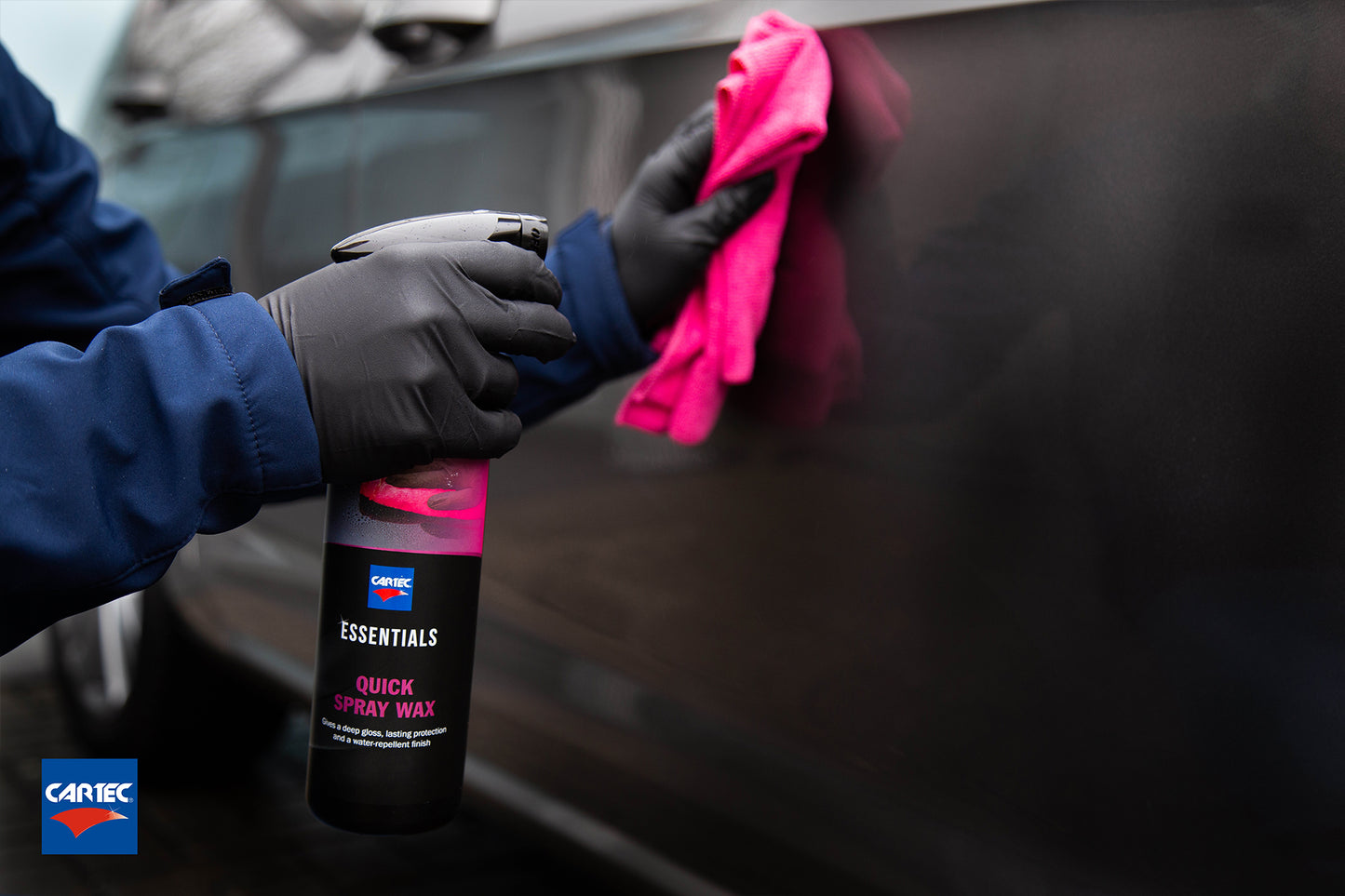 Cartec Essentials - Quick Spray Wax fles in gebruik