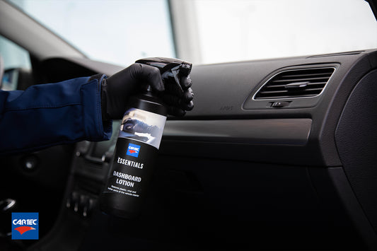 Cartec Essentials - Dashboard Lotion fles in gebruik