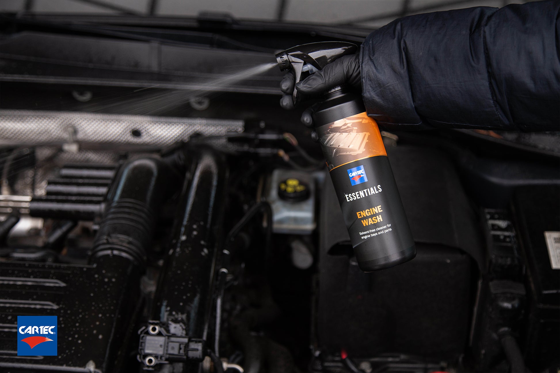 Cartec Essentials - Engine Wash fles in gebruik