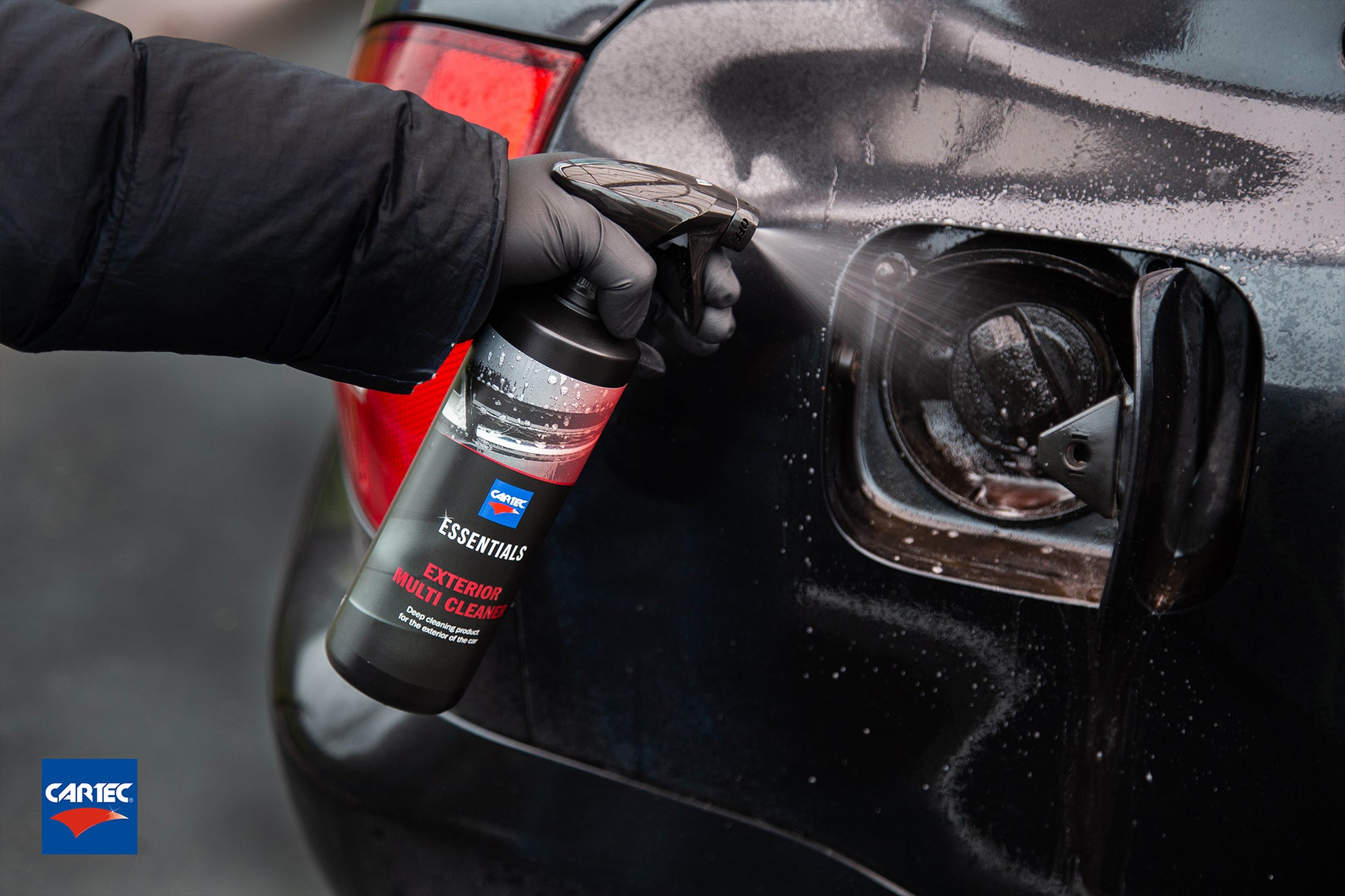 Cartec Essentials - Exterior Multi Cleaner fles in gebruik