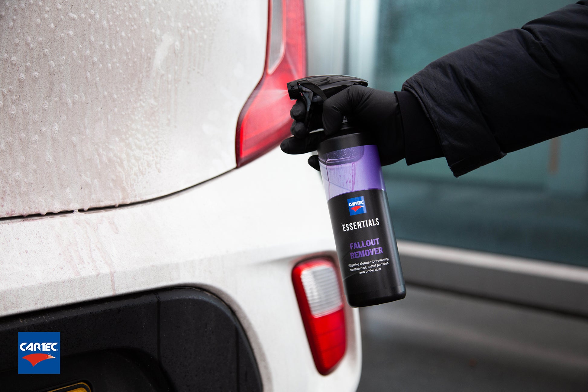 Cartec Essentials - Fallout Remover fles in gebruik