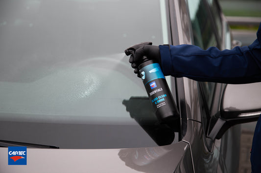 Cartec Essentials - Glass Clean & Shine fles in gebruik