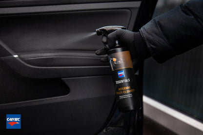 Cartec Essentials - Interior Multi Cleaner fles in gebruik