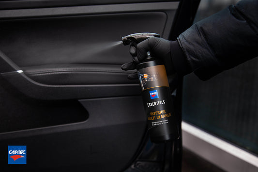 Cartec Essentials - Interior Multi Cleaner fles in gebruik