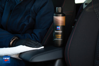 Cartec Essentials - Leather Cream fles in gebruik