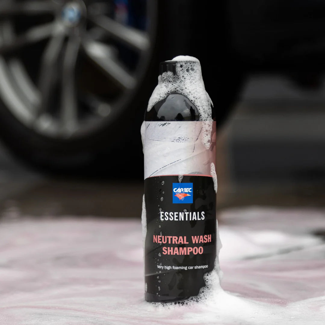 Cartec Essentials - Neutral Wash Shampoo fles in gebruik